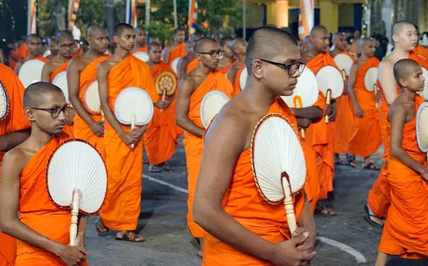 Colombo, Sri Lanka - 11 Şubat 2025: Gangaramaya Navam Perahera festivalinde Budist rahipler