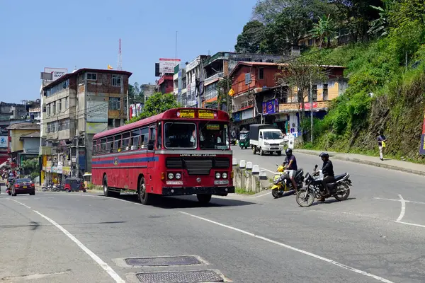 Bandulla, Sri Lanka - 11 Şubat 2025: Küçük köyün sokaklarında renkli otobüsler