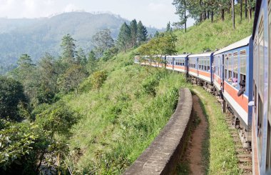 Ella, Sri Lanka - 6 Şubat 2025: Tren yolculuğu 
