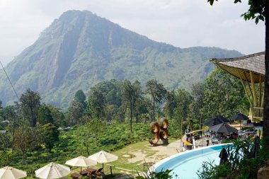 Ella, Sri Lanka - 5 Şubat 2025: ravana havuz kulübü Ella, Sri Lanka 'daki dağ manzarası sunuyor.
