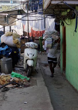 Mumbai, Hindistan - 20 Şubat 2025: Dhobi Ghat gecekondu mahallesinde çamaşır işçileri