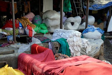 Mumbai, Hindistan - 20 Şubat 2025: Dhobi Ghat gecekondu mahallesinde çamaşır yıkama