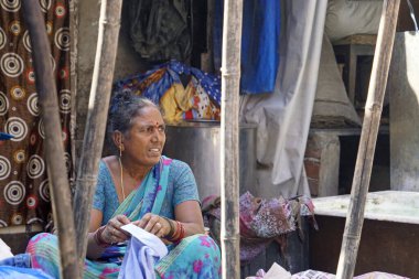 Mumbai, Hindistan - 20 Şubat 2025: Dhobi Ghat gecekondu mahallesinde çamaşır işçileri