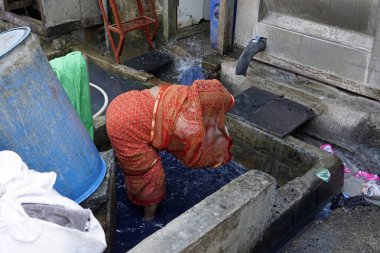 Mumbai, Hindistan - 20 Şubat 2025: Dhobi Ghat gecekondu mahallesinde çamaşır işçileri