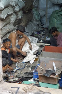 Mumbai, Hindistan - 20 Şubat 2025: Dharavi Slum 'da plastik geri dönüşüm endüstrisi