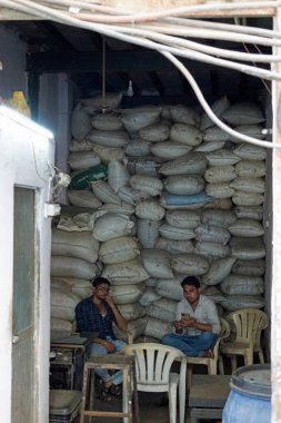 Mumbai, Hindistan - 20 Şubat 2025: Dharavi varoşlarında plastik atık geri dönüşümü