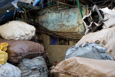 Mumbai, Hindistan - 20 Şubat 2025: Dharavi varoşlarında plastik atık geri dönüşümü