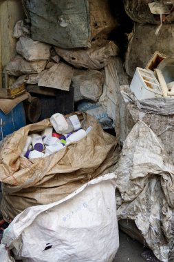 Mumbai, Hindistan - 20 Şubat 2025: Dharavi varoşlarında plastik atık geri dönüşümü