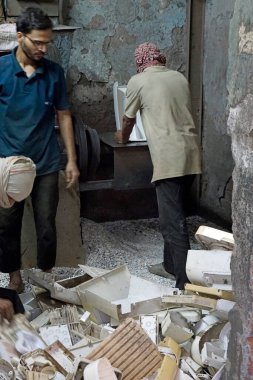 Mumbai, Hindistan - 20 Şubat 2025: Dharavi Slum 'da plastik geri dönüşüm endüstrisi