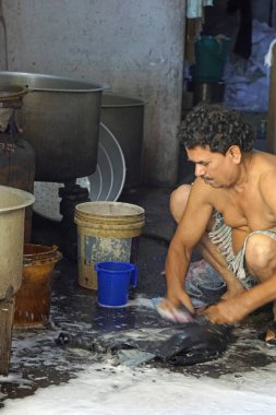 Mumbai, Hindistan - 20 Şubat 2025: Dhobi Ghat gecekondu mahallesinde çamaşır işçileri