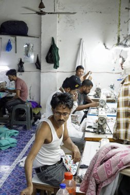 Mumbai, Hindistan - 20 Şubat 2025: Dharavi varoşlarında dikiş dükkanı