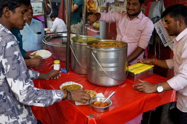 Mumbai, Hindistan - 22 Şubat 2025: şehirdeki hijyenik olmayan sokak yemekleri tezgahı