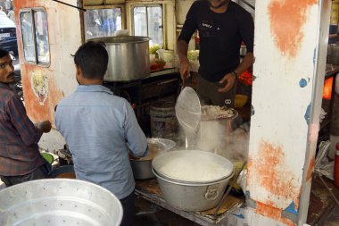 Mumbai, Hindistan - 22 Şubat 2025: şehirdeki hijyenik olmayan sokak yemekleri tezgahı