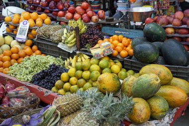 Mumbai, Hindistan 'daki marketten taze meyve.
