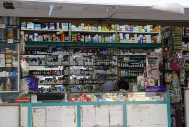  Hindistan 'da Mumbai' de tıbbi mağaza sokak manzarası