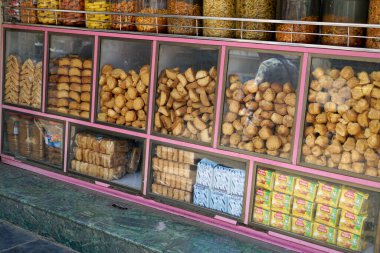 Mumbai 'de bir markette taze ekmek atıştırmalıkları.