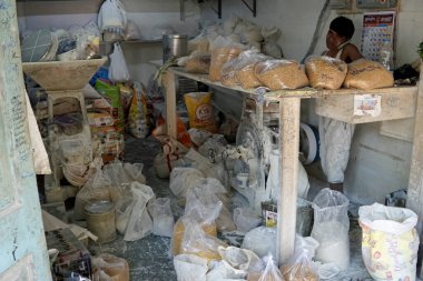 Mumbai 'de bir markette taze ekmek atıştırmalıkları.