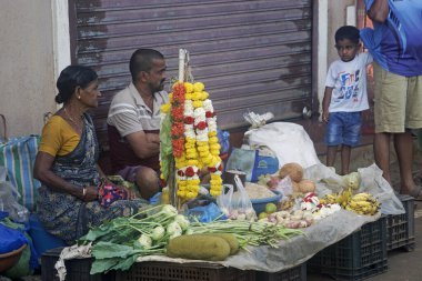 Mumbai, Hindistan - Fabruary 2025: Mumbai sokaklarında taze sebze satan yerel satıcılar