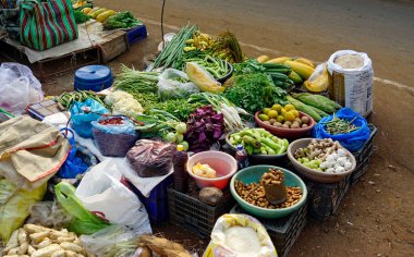 Mumbai, Hindistan - Fabruary 2025: Mumbai sokaklarında taze sebze satan yerel satıcılar