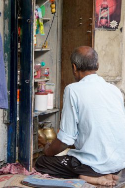 Mumbai, Hindistan - 19 Şubat 2025: Sokaklardaki dükkanında satıcı
