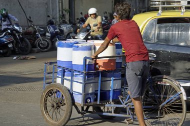 Mumbai, Hindistan - 19 Şubat 2025: tedarikçi ve gıda tezgahı