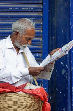Mumbai, Hindistan - 18 Şubat 2025: Pazarda dinlenen satıcılar