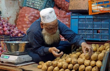 Mumbai mi? Hindistan - 18 Şubat 2025: Yerel pazardaki tezgahtarı