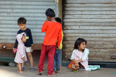 Mumbai, Hindistan - 20 Şubat 2025: Sokaklarda dilenci çocuklar