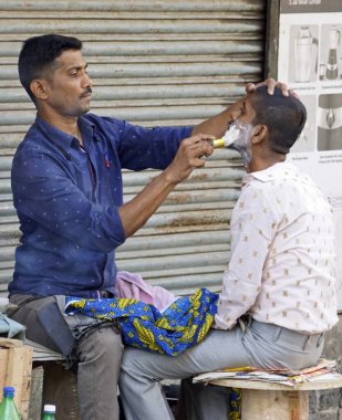 Mumbai, Hindistan - 20 Şubat 2025: Sokaklardaki basit berber dükkanı