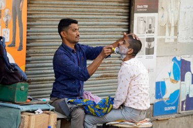 Mumbai, Hindistan - 20 Şubat 2025: Sokaklardaki basit berber dükkanı