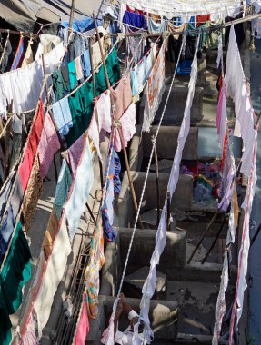 Mumbai, Hindistan - 20 Şubat 2025: Dhobi Ghat gecekondu mahallesinde çamaşır yıkama