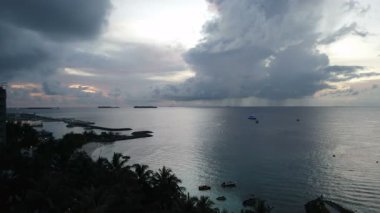 Maldiv adasında gün batımı