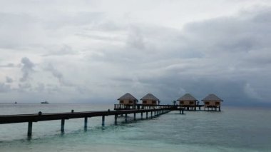 Maldivler üzerindeki bir adada su villaları