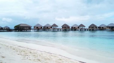 Maldivler üzerindeki bir adada su villaları