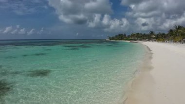 Maldivler 'deki tropikal ada