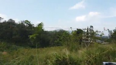 Ella, Sri Lanka 'nın dağ manzarasında tren yolculuğu