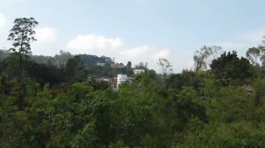 Ella, Sri Lanka 'nın dağ manzarasında tren yolculuğu