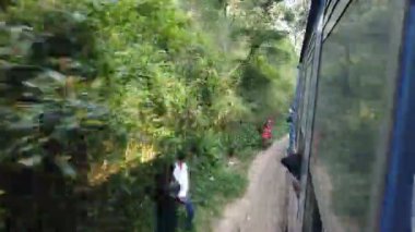 Ella, Sri Lanka - 6 Şubat 2025: Manzaralı tren yolculuğu