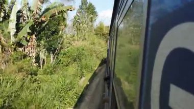 Ella, Sri Lanka - 6 Şubat 2025: Manzaralı tren yolculuğu
