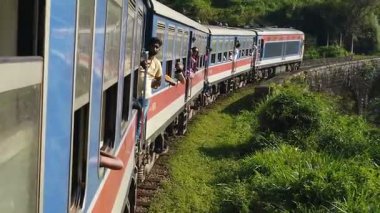 Ella, Sri Lanka - 6 Şubat 2025: Manzaralı tren yolculuğu