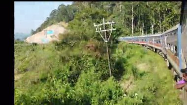 Ella, Sri Lanka - 6 Şubat 2025: Manzaralı tren yolculuğu