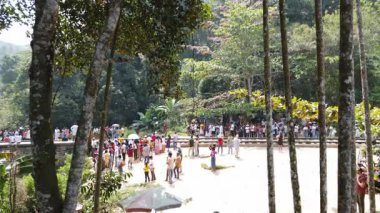 Ella, Sri Lanka - 6 Şubat 2025: 9 kemerli köprüde eğitim