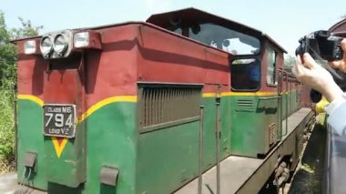 Ella, Sri Lanka - 6 Şubat 2025: Eski tren geçiyor