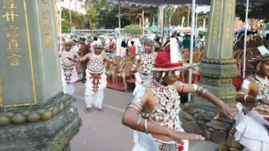 Colombo, Sri Lanka - 11 Şubat 2025: Gangaramaya Navam Maha Perahera festivalinde sanatçılar