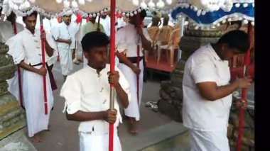 Colombo, Sri Lanka - 11 Şubat 2025: Gangaramaya Navam Maha Perahera festivalinde sanatçılar