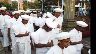 Colombo, Sri Lanka - 11 Şubat 2025: Gangaramaya Navam Maha Perahera festivalinde sanatçılar
