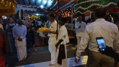 Colombo, Sri Lanka - 11 Şubat 2025: Gangaramaya Navam Maha Perahera festivalinde sanatçılar