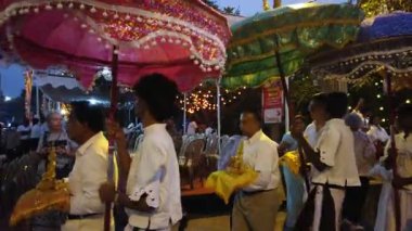 Colombo, Sri Lanka - 11 Şubat 2025: Gangaramaya Navam Maha Perahera festivalinde sanatçılar