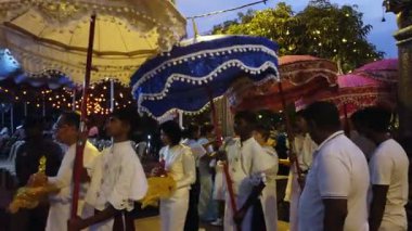 Colombo, Sri Lanka - 11 Şubat 2025: Gangaramaya Navam Maha Perahera festivalinde sanatçılar