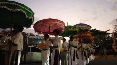 Colombo, Sri Lanka - 11 Şubat 2025: Gangaramaya Navam Maha Perahera festivalinde sanatçılar